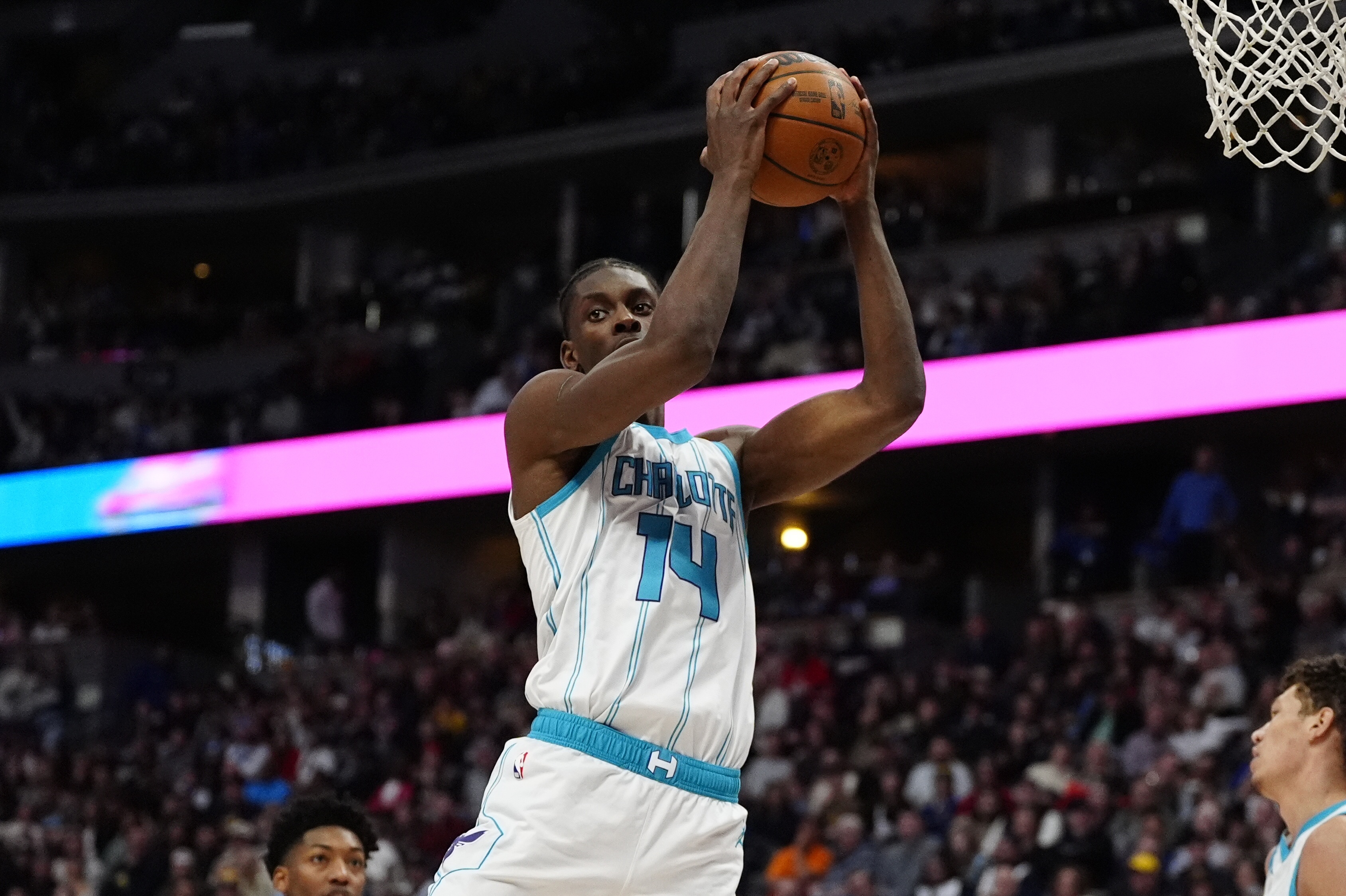 威廉希尔中文站-黄雀在后！米切尔速推反击上篮 迪亚巴特奋力追防送钉板大帽